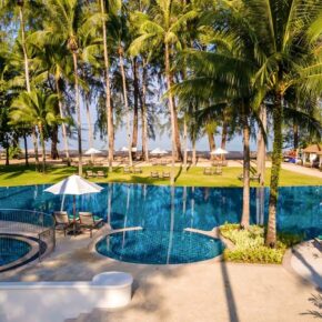 Thailand Luxusurlaub: 9 Tage Khao Lak im TOP 4.5* Beach Resort inklusive Frühstück, Flug, Transfer & Zug nur 1092€