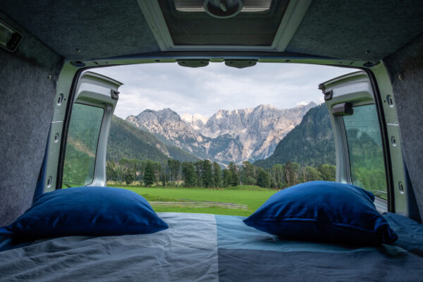 Campervan in der Natur, Blick auf die Berge, Campen, Camper