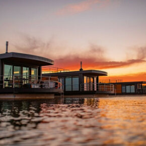 Floating House: 3 Tage in Sachsen am Bärwaldersee mit Hausboot & Extras nur 229€