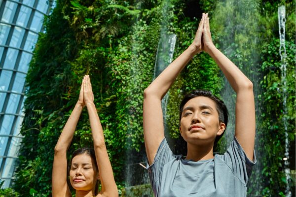 Singapur Cloud Forest Nebelwald im Gardens by the Bay zwei Frauen machen Yoga
