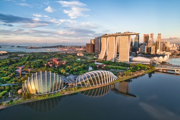 Singapur Gardens by The Bay von Oben Marina Bay Sands Hotel im Hintergrund, Supertree Grove, Cloud Forest und Flower Dome