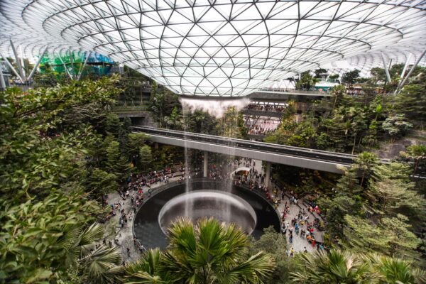 Jewel Changi Airport, einer der besten Flughäfen der Welt laut Umfrage von Fluggästen; das Highlight - der Rain Vortex - ein riesiger künstlicher Wasserfall im Zentrum des Flughafens