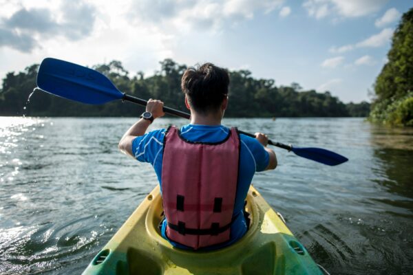 Kajak fahren auf dem MacRitchie Stausee, Wassersport in Singapur