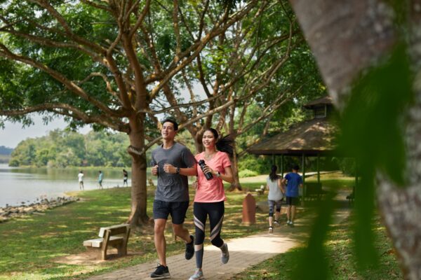 Singapur Lower Peirce Reservoir Joggen am Stausee Naturschutgebiet