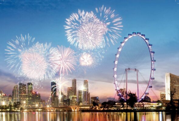 Singapur Singapore Flyer Riesenrad vor einem Riesen-Feuerwerk Marina Bay Promenade 