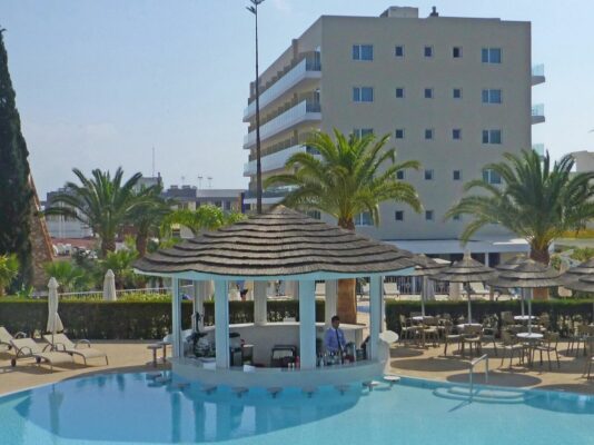 Pool mit Poolbar des Sunrise Gardens Hotels