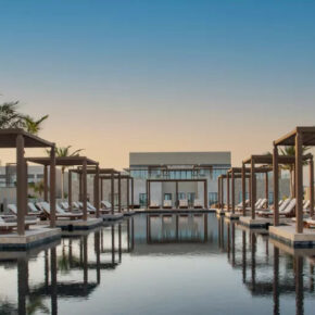 Luxus pur: 8 Tage Oman im TOP 5* Resort am Strand mit Halbpension, Flug, Transfer & Extras für 1476€