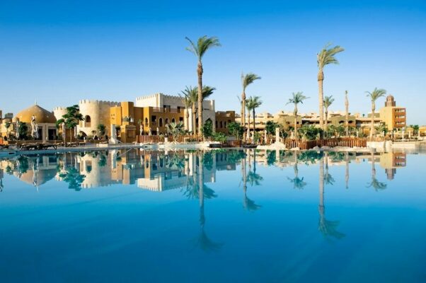 Hotelanlage mit Pool des Grand Waterworld Makadi