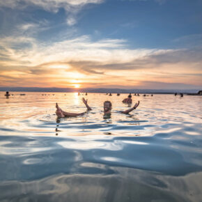 Schwerelos in Jordanien: Infos und Tipps für das Baden im Toten Meer