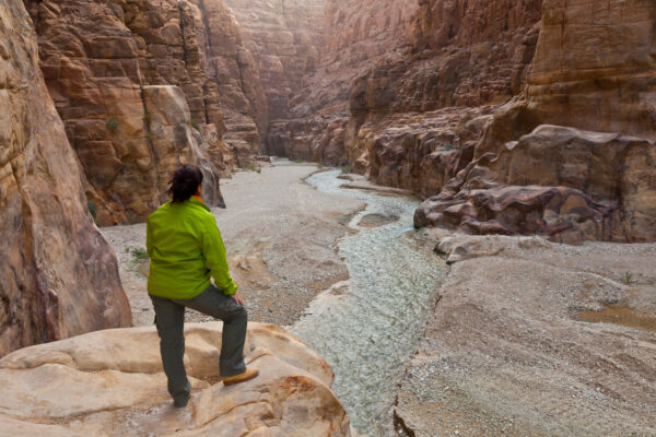 Wandern durch das Naturschutzgebiet Wadi Mujib in Jordanien