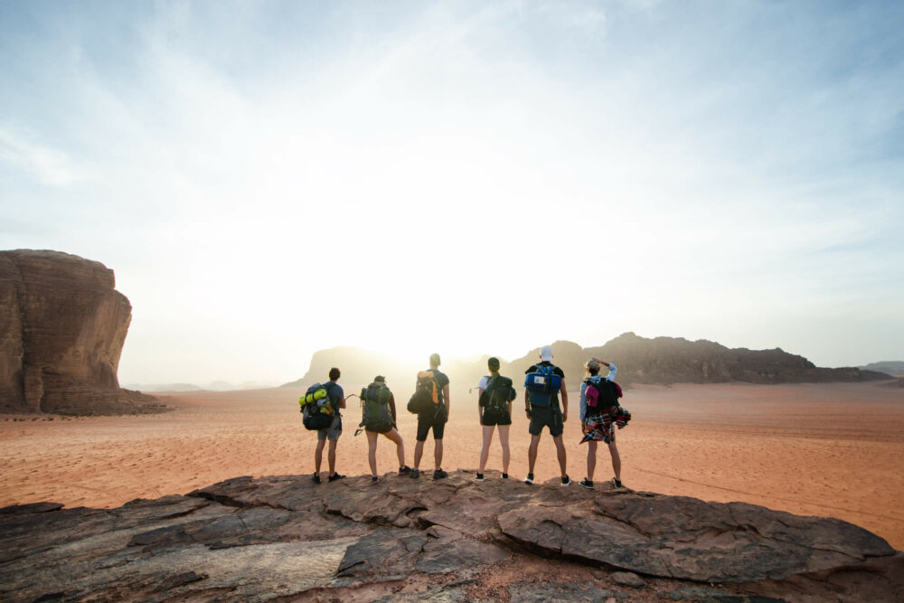 Jordanien Wadi Rum, Freunde die Backpacking machen und durch die Wüste wandern