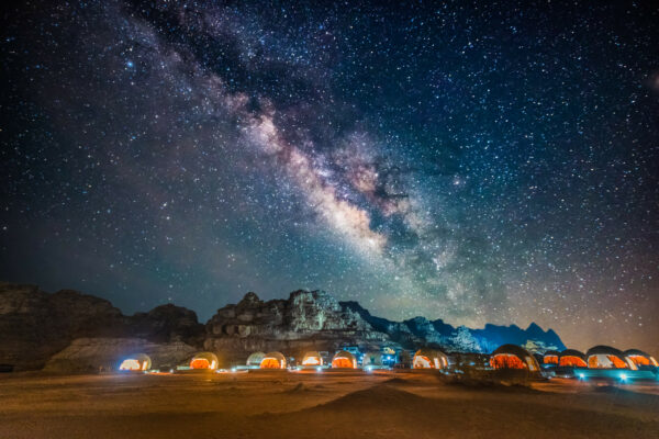 Sternenhimmel mit Milchstraße im Wadi Rum Jordanien