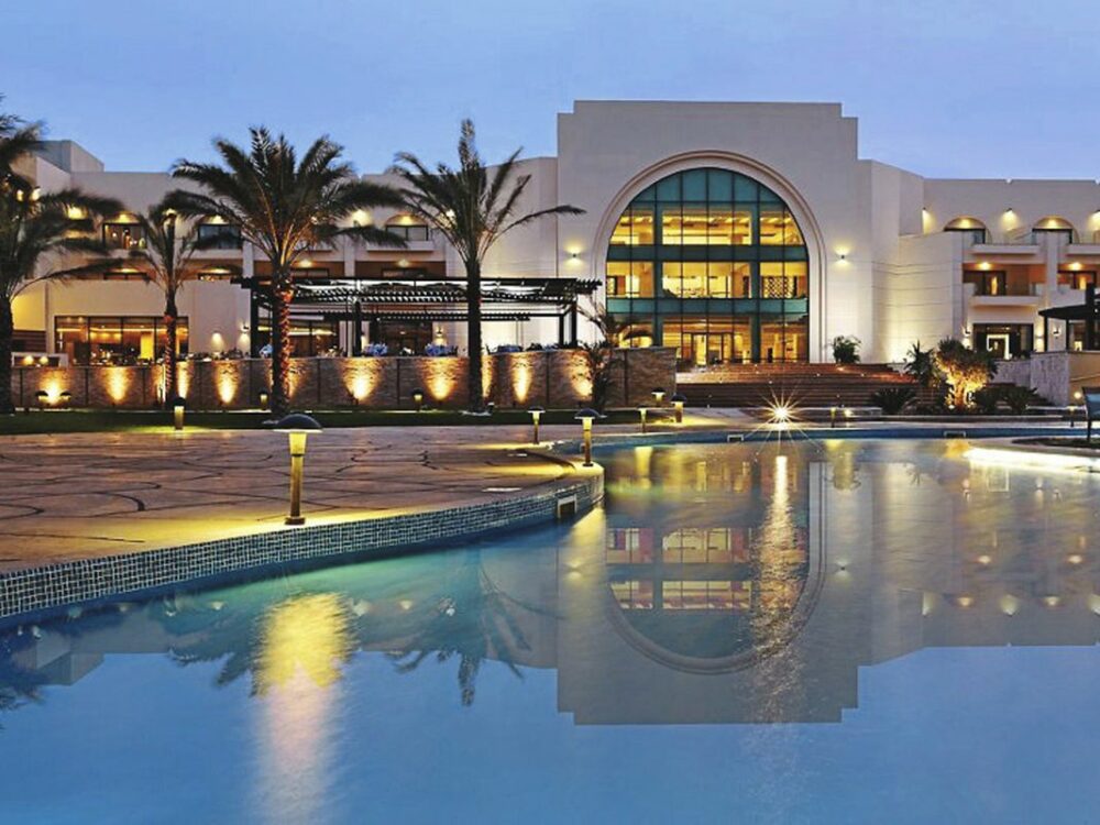 mövenpick-resort-soma-bay-eingang-pool