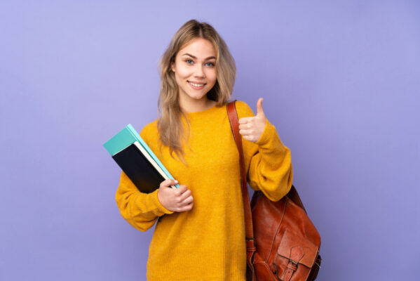 Studierende können sich bei Groupon auch glücklich sparen, wie diese Studentin. 