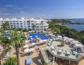 Inselurlaub auf Ibiza: 7 Tage im TOP 4* Hotel mit Frühstück, Flug & Transfer für 496€