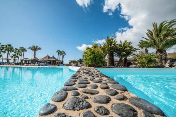 Poollandschaft des Beatriz Costa Teguise & Spa auf Lanzarote