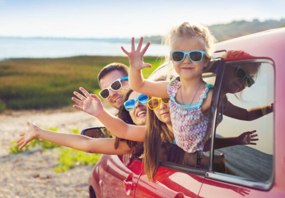 Familie unternimmt eine Reise mit dem Auto