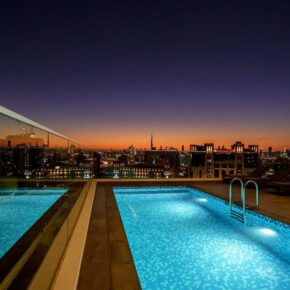 Luxusurlaub pur: 10 Tage Dubai im TOP 4* Hotel mit Frühstück, Flug, Transfer & Zug für nur 699€