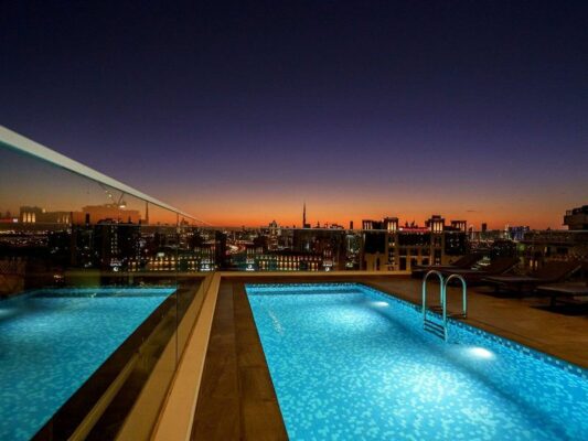 Dachterrasse mit Pool bei nacht im Form Hotel Dubai