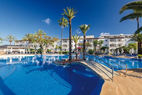 alcudia-garden-pool-mit-bruecke