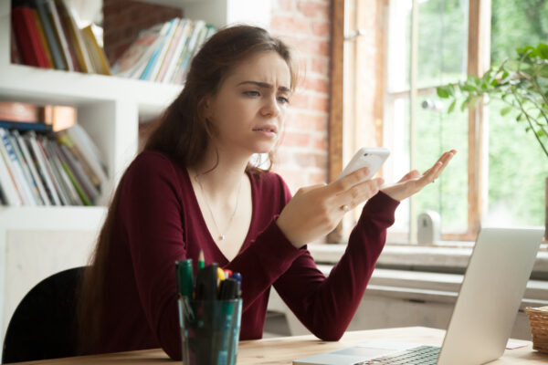 Eine junge Frau hat Probleme bei der Bestellung