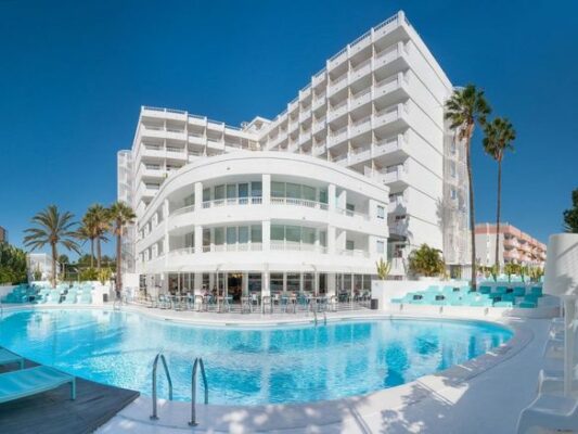 aparthotel-gold-by-marina-pool