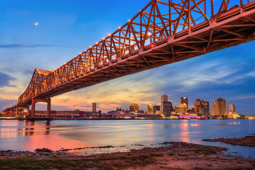 Die Crescent City Connection Bridge über dem Mississippi River, New Orleans