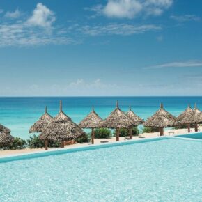 Aussicht vom Pool aufs Meer im RIU Palace Zanzibar