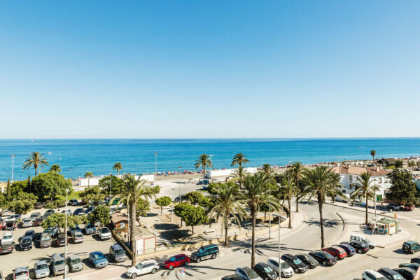 Ausblick auf den Strand von der Dachterrasse des BQ Andalucia Beach Hotels