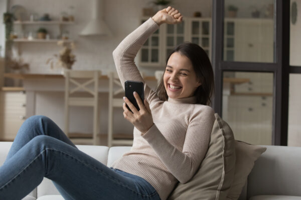 Frauen spart bei der Online-Buchung mit dem Smartphone