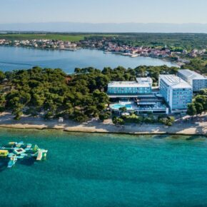 Im Hochsommer nach Kroatien: 4 Tage im sehr guten 4* Hotel am Strand & Halbpension nur 196€
