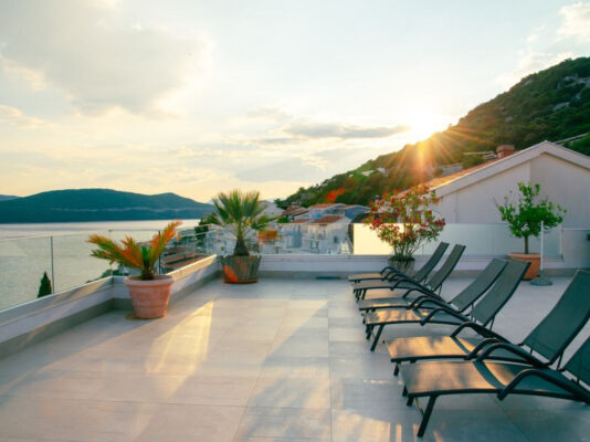 Terrasse der Villa Nova bei Sonnenuntergang