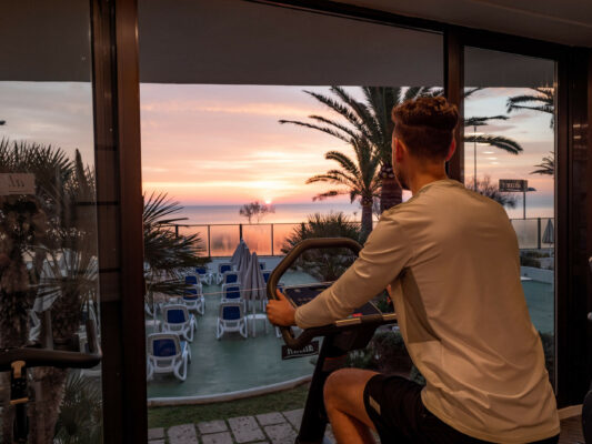 Allsun Sumba Hotel Cala Millor Mallorca Fitnessraum Trainieren mit traumhaften Meerblick.
