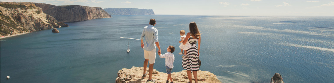 familie auf fels am meer panorama