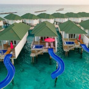 Grenzenloser Luxus auf den Malediven: 10 Tage im TOP 5* Strandresort mit Watervilla inkl. Pool + Rutsche, All Inclusive, Flug, Transfer & Zug für 3626€
