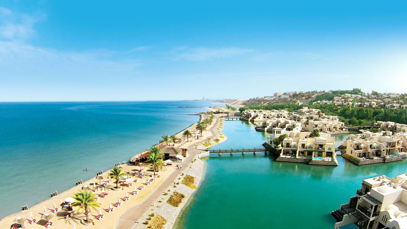 the-cove-rotana-resort-strand-landschaft