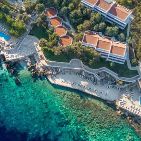 Traumurlaub Montenegro: 6 Tage im tollen 4* Resort inkl. Halbpension, Flug & Extras nur 454€
