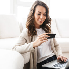 Frau Kreditkarte Laptop