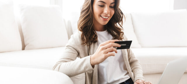 Frau Kreditkarte Laptop