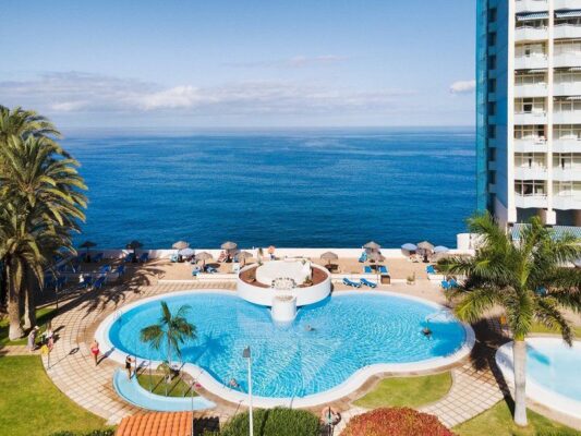 Pool mit Meerblick im Precise Resort Tenerife