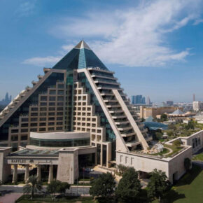 Krasser Dubai-Urlaub: 6 Tage im außergewöhnlichen 5* Pyramiden-Hotel inkl. Frühstück, Flug, Transfer & Zug nur 947€