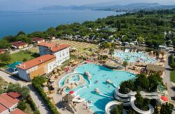 1 Woche am Gardasee: 8 Tage im sehr guten 5* Ferienpark direkt am See inkl. Wasserpark NUR 305€
