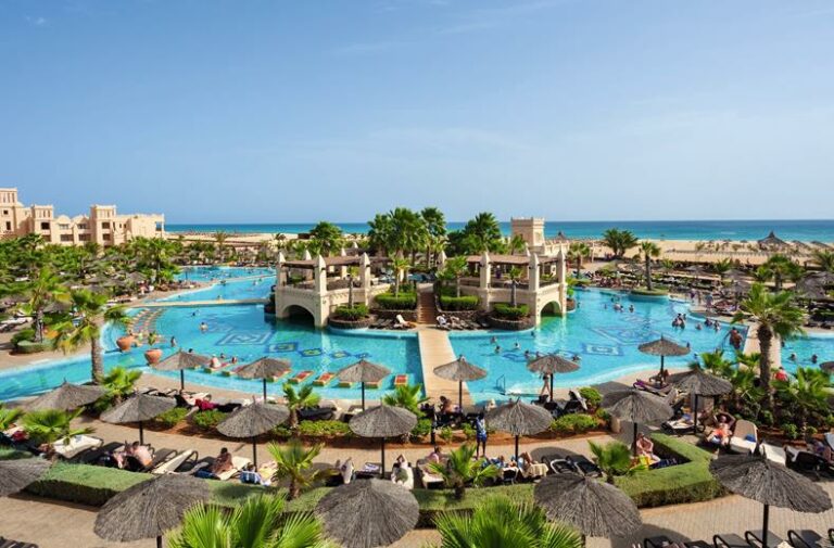 Hotelanlage und Pool des Riu Touareg