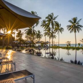 Thailand Traumreise: 15 Tage Khao Lak & Phuket inkl. TOP 4* Resorts mit Suiten, Frühstück, Privattransfers & Flüge ab 1110€