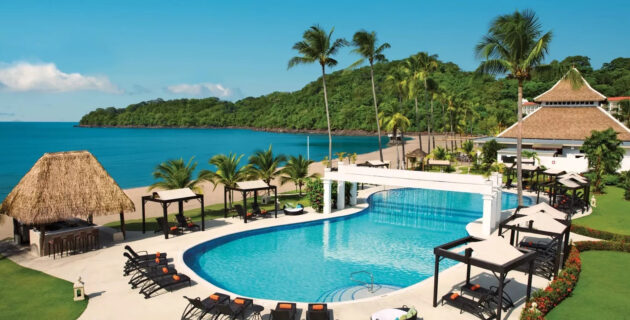 Pool am Meer des Dreams Playa Bonita Panama