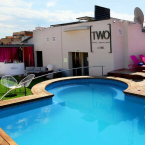 Spanien Olé: 3 Tage Barcelona ins 4* Adults-Only Hotel mit Rooftop-Pool Frühstück und Flug ab 167€