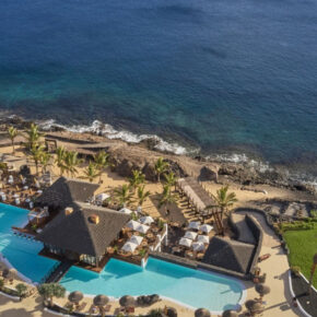 Grenzenloser Luxus auf Lanzarote: 6 Tage im TOP 5* Resort in traumhafter Lage mit Frühstück, Flug, Transfer & Zug für 776€