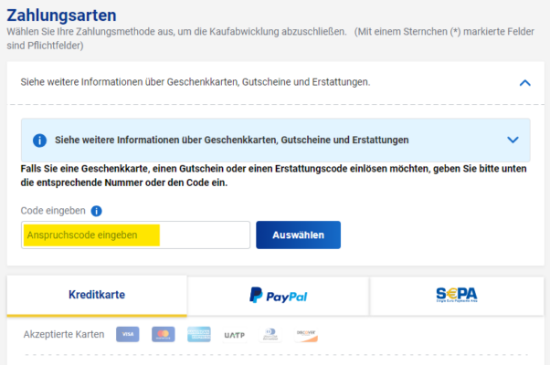 Im letzten Buchungsschritt, wenn es um die Zahlung geht, findet Ihr das Gutscheinfeld oberhalb der angebotenen Zahlweisen versteckt unter dem Hinweis "Siehe weitere Informationen über Geschenkkarten, Gutscheine und Erstattungen."