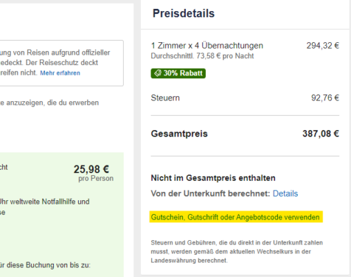 Im letzten ebookers Buchungsschritt findet Ihr diesen Link versteckt in den Preisdetails (hier im Screenshot gelb hervorgehoben), der das Gutscheinfeld öffnet.