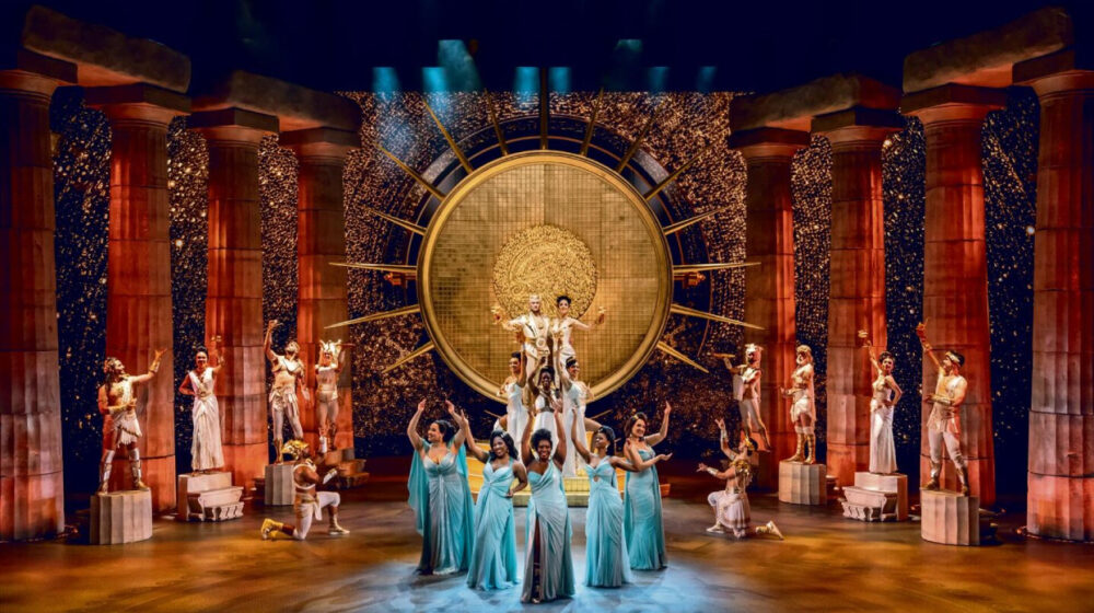 Travelcirsus-Disneys-Hercules-Musical-Buehne